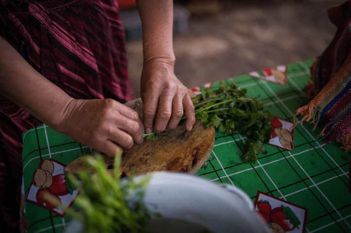 Entre la olla y la extorsión:el impacto de las pandillas en la vida de las mujeres que habitan la periferia en Guatemala